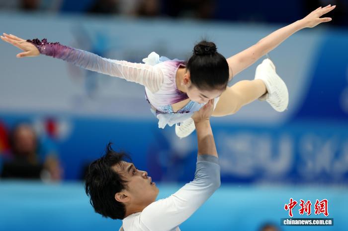 张嘉轩黄一航双人滑夺冠 中国花滑队斩获米兰冬