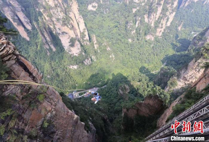 张家界百龙天梯第三届高空极限荡绳挑战启幕