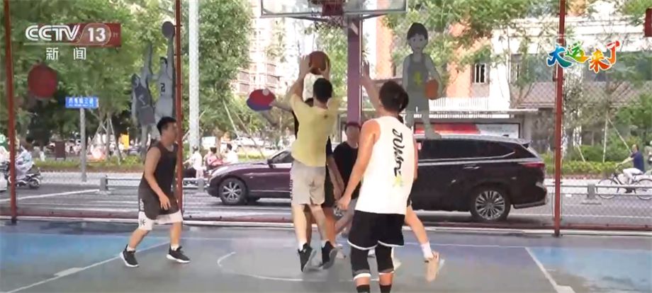 成都边角地变身运动天堂 市民共享大运活力