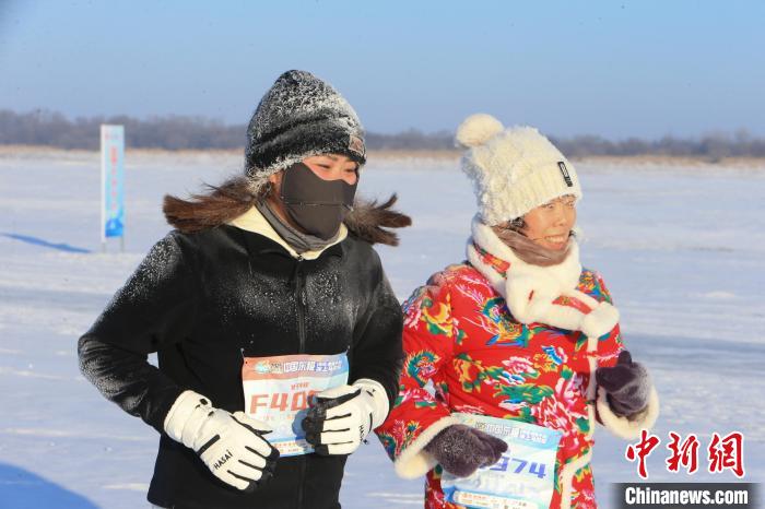 第六届中国东极冰上马拉松在抚远鸣枪开跑,参