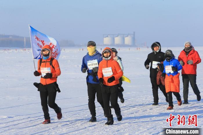第六届中国东极冰上马拉松在抚远鸣枪开跑,参