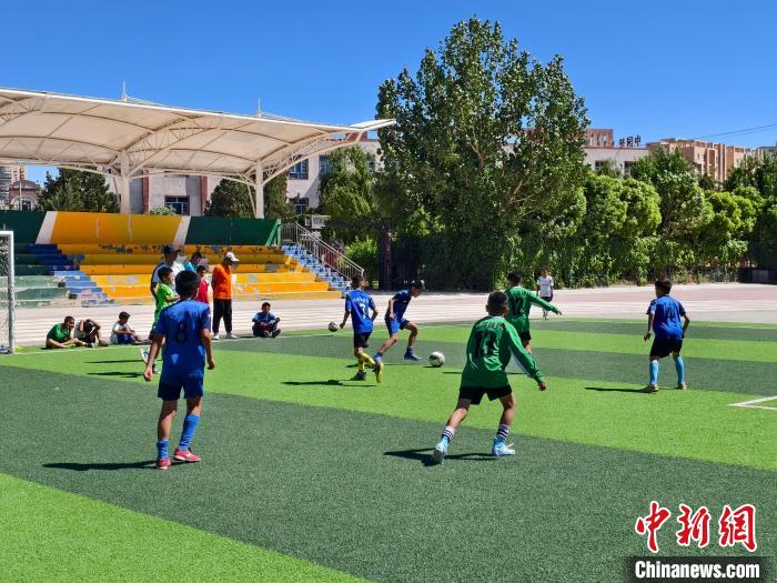 绿茵场上的足球梦：南疆校园足球队崛起之路