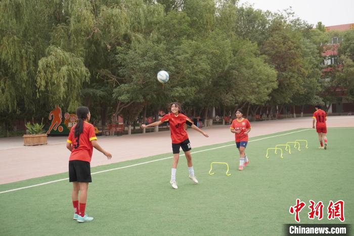 绿茵场上的足球梦：南疆校园足球队崛起之路