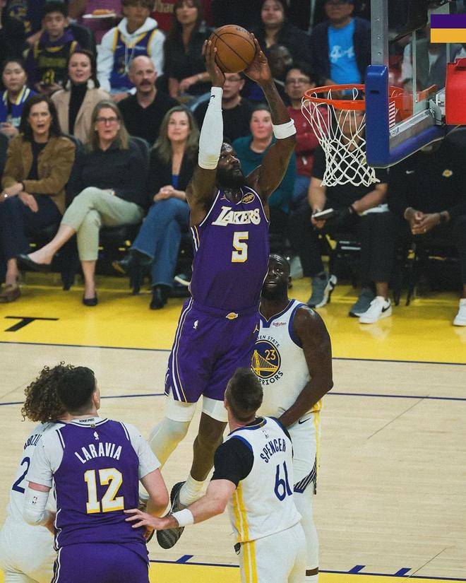 詹姆斯复出率队大胜 布朗尼助攻创历史 湖人锁定