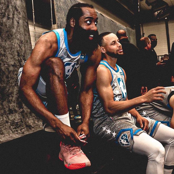 现役球员中唯一达成4次场均30分大满贯的亚历山